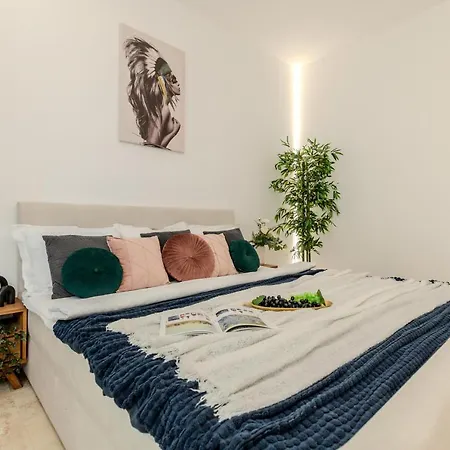 Apartment Luxury & Comfort: Smart 2br-apt At Unirii Square *