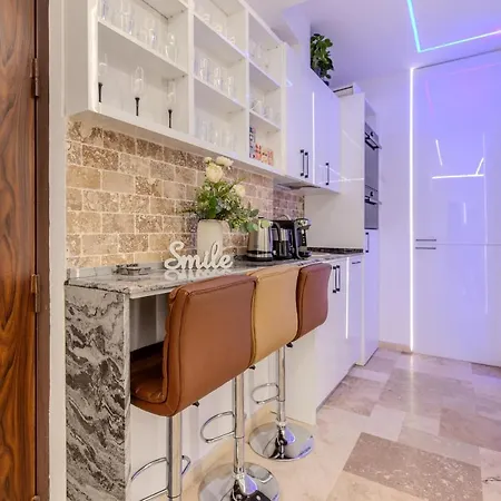 Apartment Luxury & Comfort: Smart 2br-apt At Unirii Square Bucharest