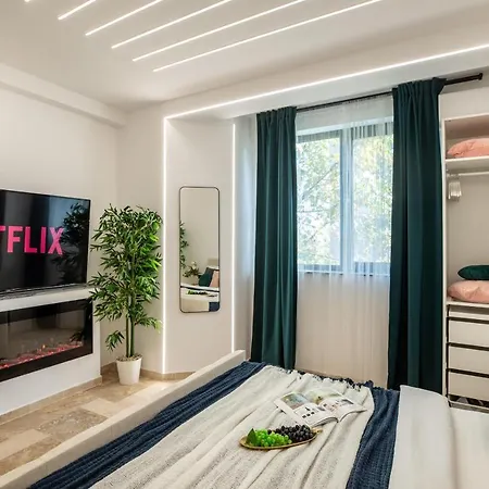 Apartment Luxury & Comfort: Smart 2br-apt At Unirii Square Bucharest