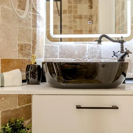 Apartment Luxury & Comfort: Smart 2br-apt At Unirii Square *