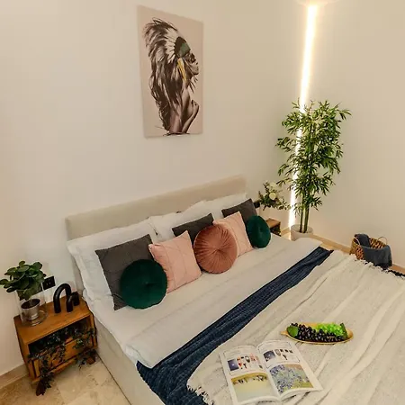 Apartment Luxury & Comfort: Smart 2br-apt At Unirii Square *