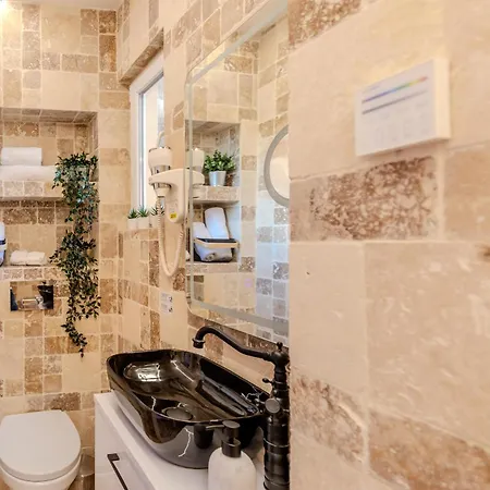 Apartment Luxury & Comfort: Smart 2br-apt At Unirii Square Bucharest