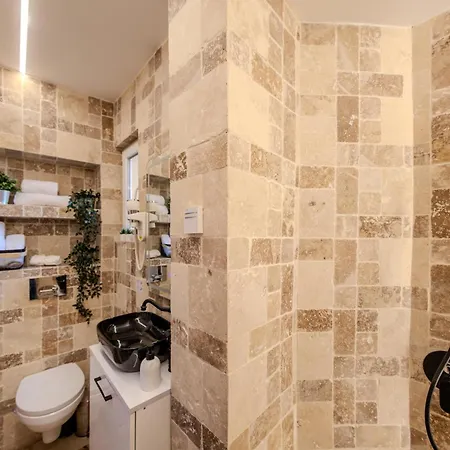 Apartment Luxury & Comfort: Smart 2br-apt At Unirii Square *